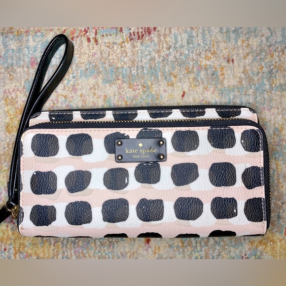 kate spade Handbags - Kate Spade Wristlet with 4 compartments and credit card holder